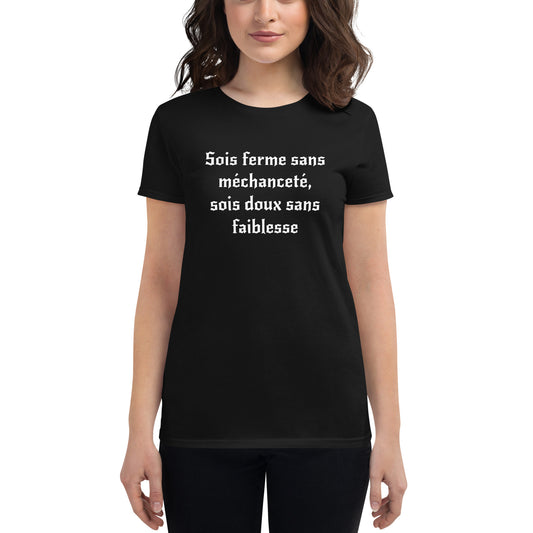 T-shirt à Manches Courtes Ajusté pour Femmes (Sois ferme sans méchanceté, sois doux sans faiblesse)